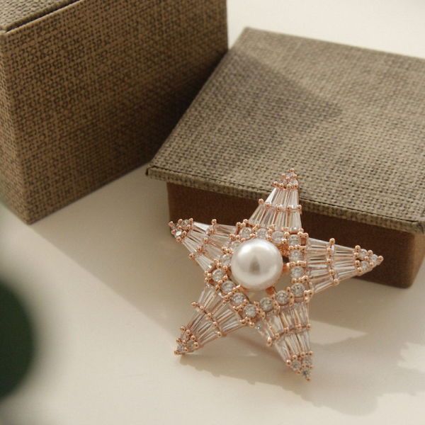 Jay Loren Bavay Daisy White Pearl Cubic Star Brooch Bb0344