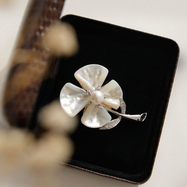 Jayloren Vibedai Jade Four-Leaf Clover Luck Brooch Bb0363