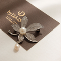Jay Loren Bivedazi Flower White Pearl Pin Bb0394