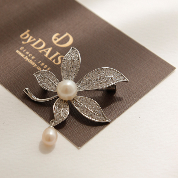 Jay Loren Bivedazi Flower White Pearl Pin Bb0394