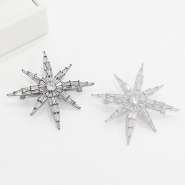 VY Women's Silver and Black Party Snow Brooch