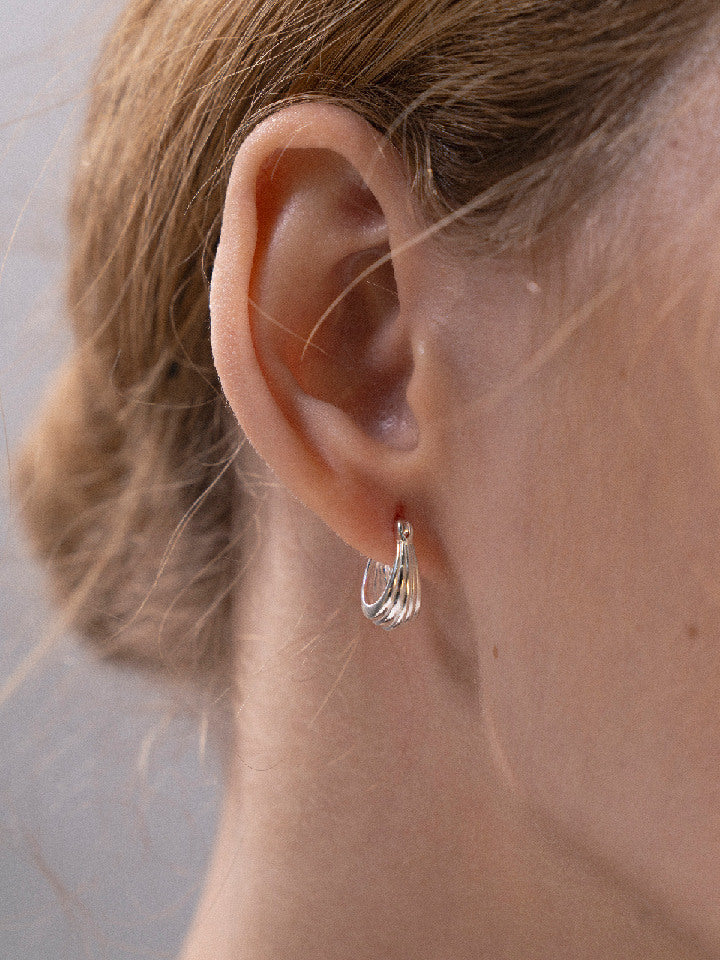 Jaynie Pleats Curve Earring silver