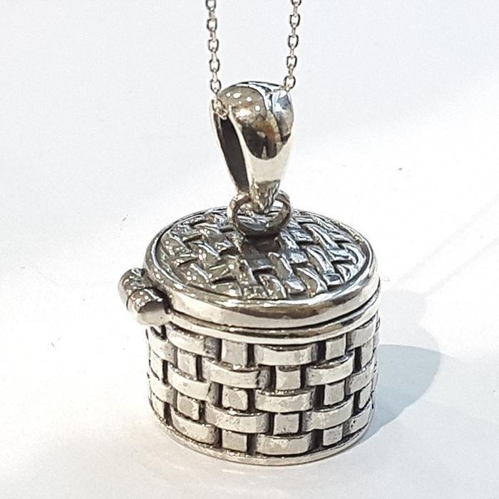 Bluekey silver pendant 220108-17 lid open (8014487A)