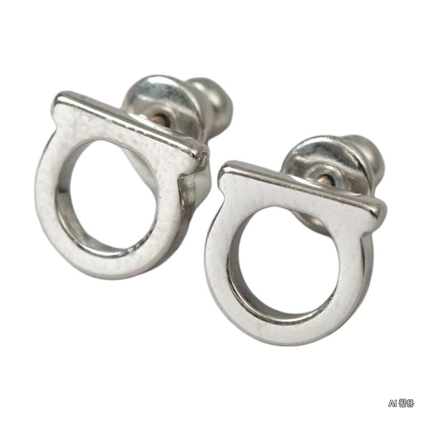 Ferragamo Passer Woman Clutch Small Stud Earring