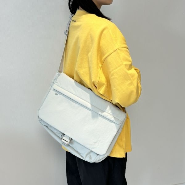 Kangol Essential Retrocore Messenger Bag 2085 Light Gray Crossbody Slingback